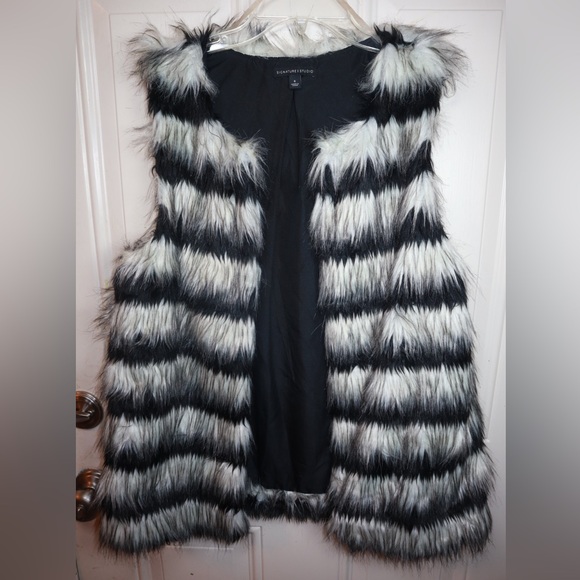 Signature Studio Jackets & Blazers - SIGNATURE STUDIO FAUX FUR SLEEVELESS VEST NWT SIZE SMALL
